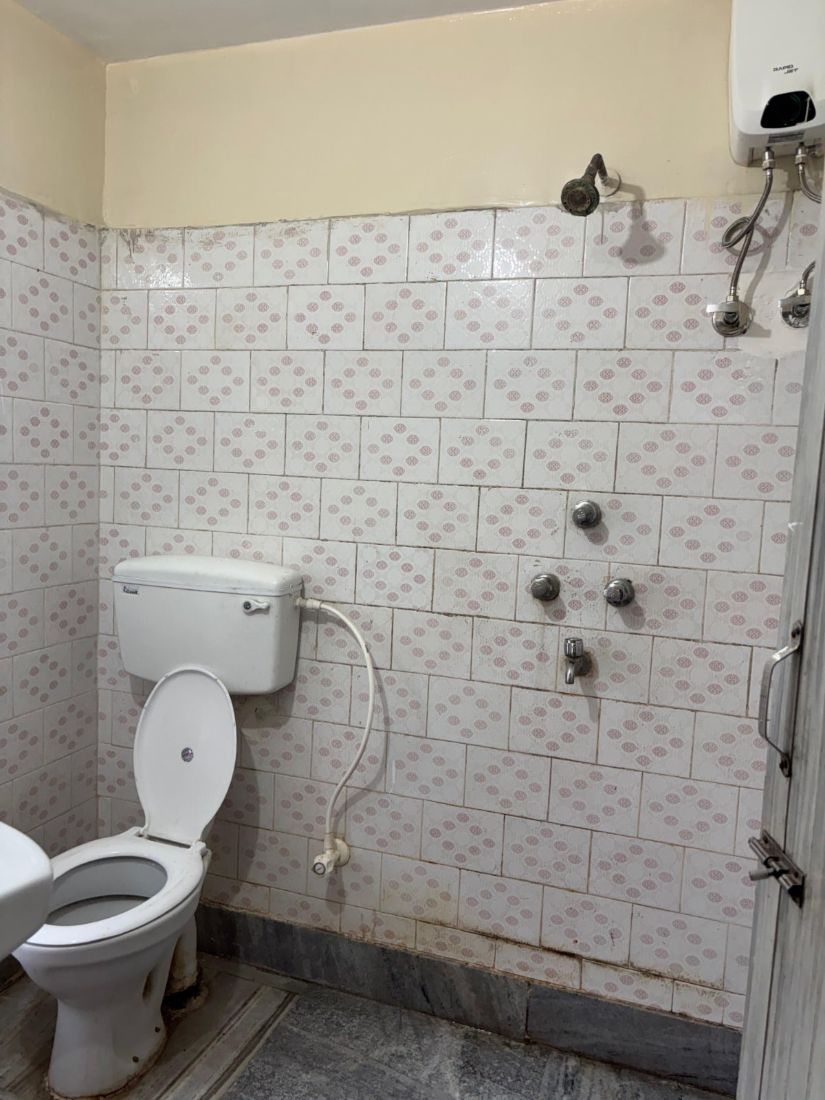 ASHIRBAD GUEST HOUSE in Gariahat - Tap to explore photos