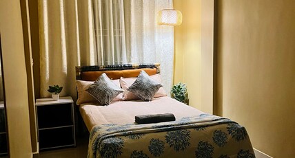 DreamXstay Room Type - Bedroom 102