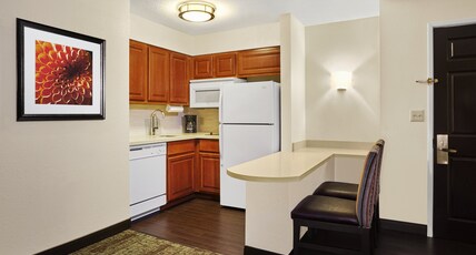 Staybridge Suites SPRINGFIELD-SOUTH, an IHG hotel Room Type - 1 King Bed 1 Bedroom Suite Sofa Bed