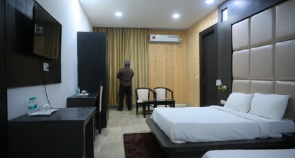 The SKY Hotel Room Type - Deluxe Suit Room With Swiming Pool