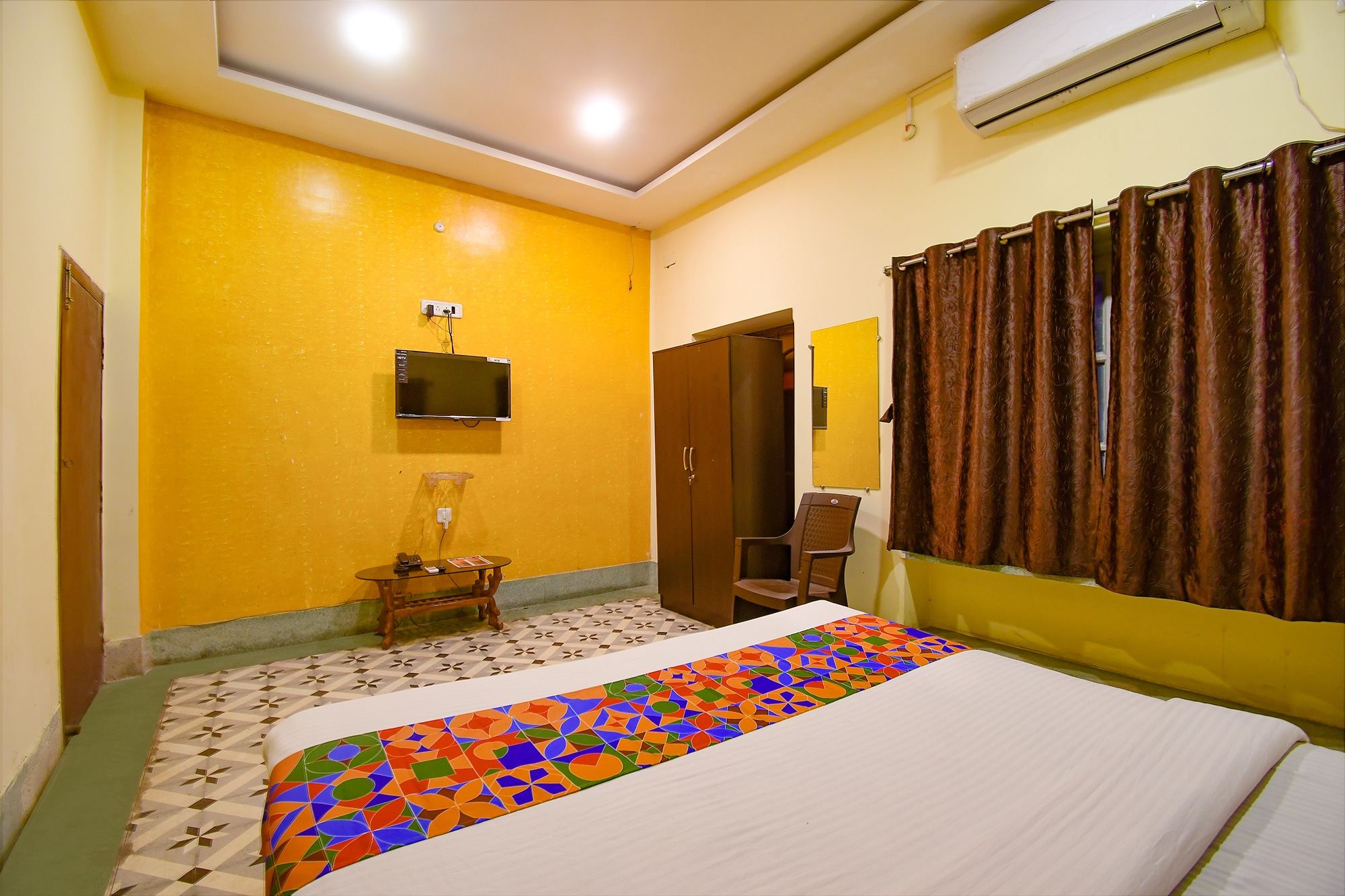 FabHotel Golden Imperial - Tap to explore photos