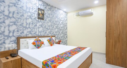 Via Aditya Guest House - Nr. Dasaswamedh Ghat Room Type - Deluxe Rooms