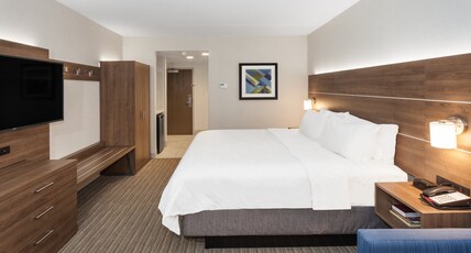 Holiday Inn Express Hotel & Suites Providence-Woonsocket Room Type - 1 King Bed Suite Addl Living Area