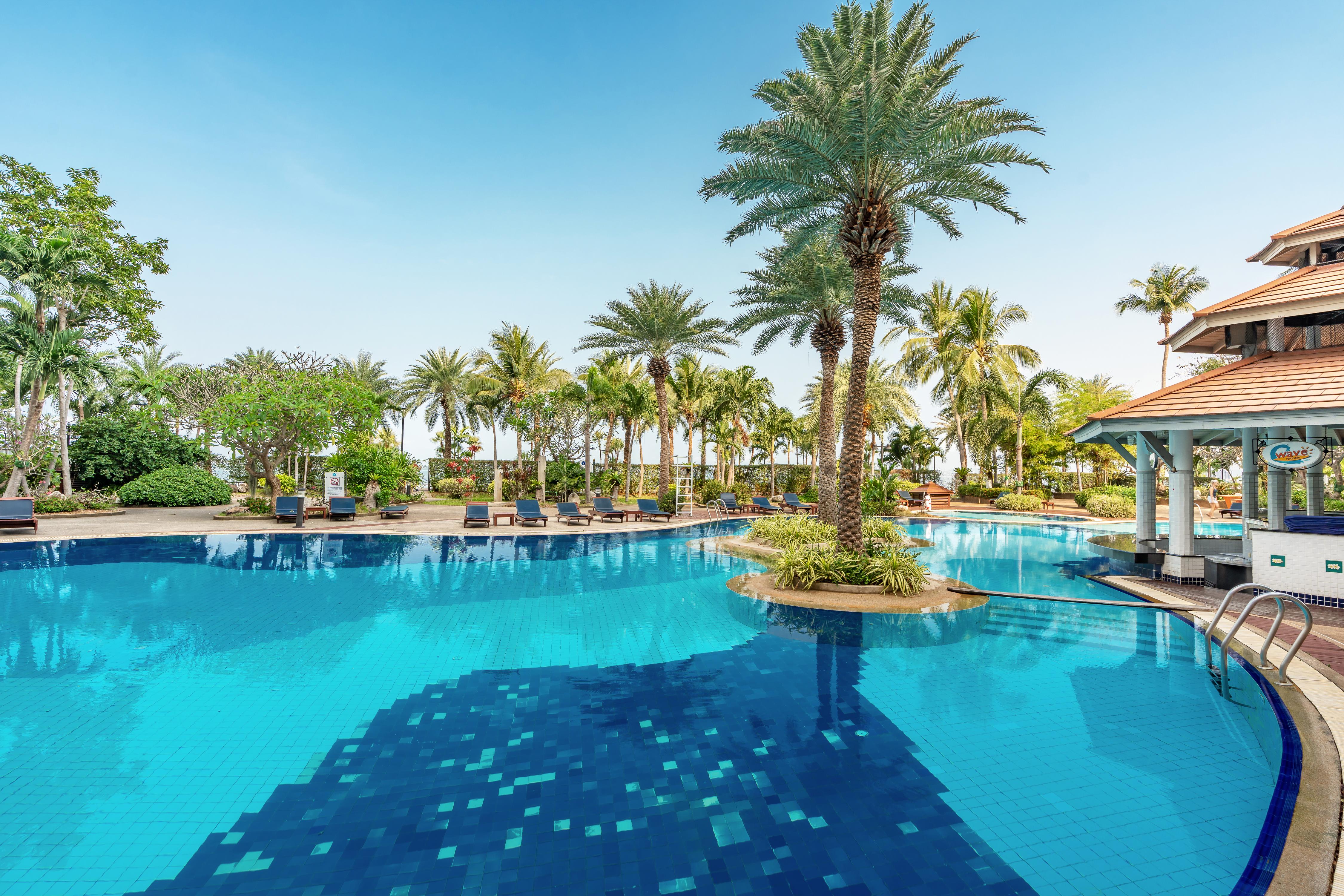 CHOLCHAN PATTAYA BEACH RESORT - Tap to explore photos