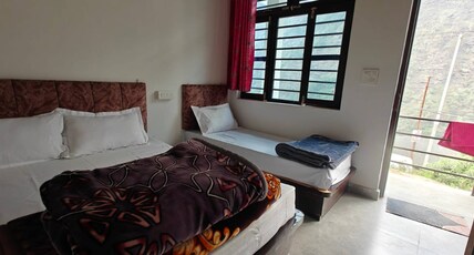 Comfortable stay surrounding by nature Room Type - queen room 1