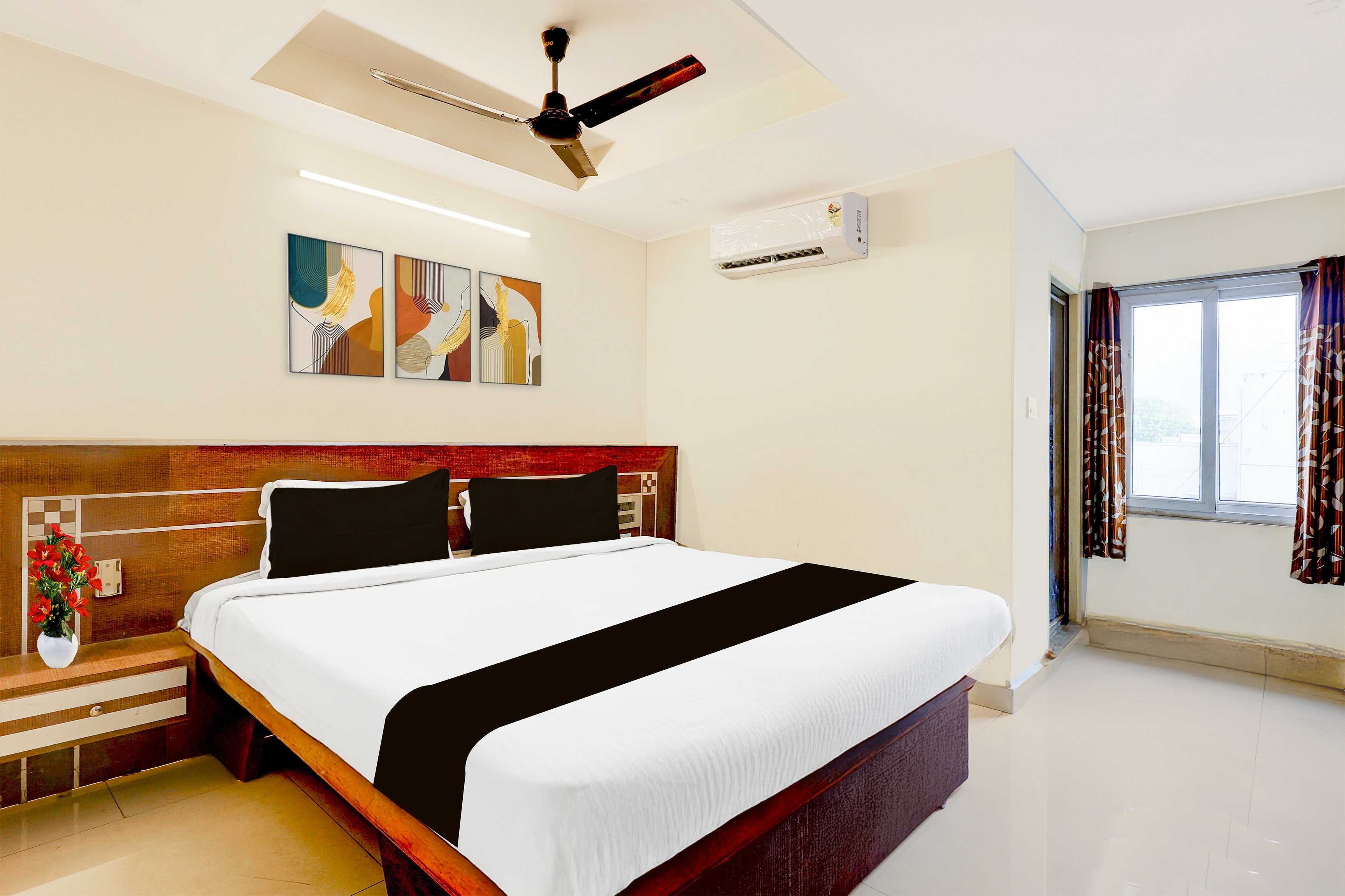 Townhouse Oak Sankaramatam Road Diamond Park - Tap to explore photos