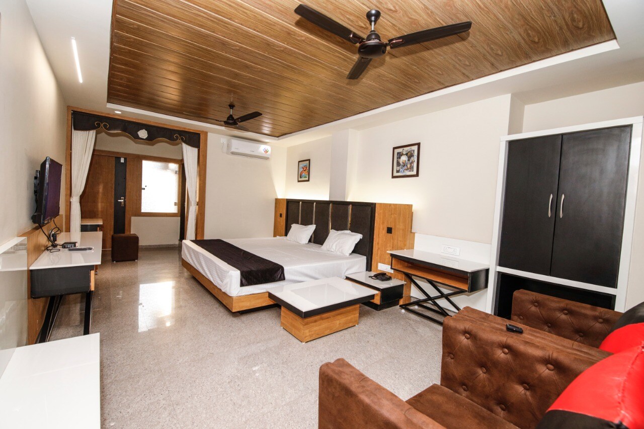 Hotel Bliss - Tap to explore photos