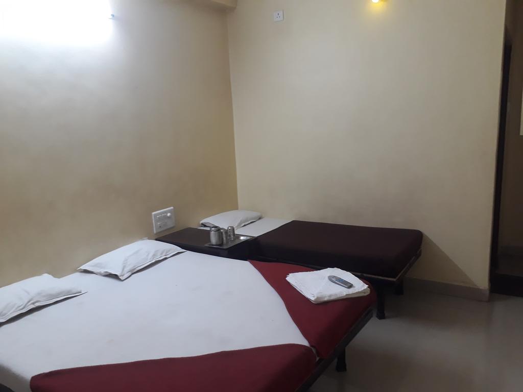 Hotel Sai Gaurav Palace - Tap to explore photos