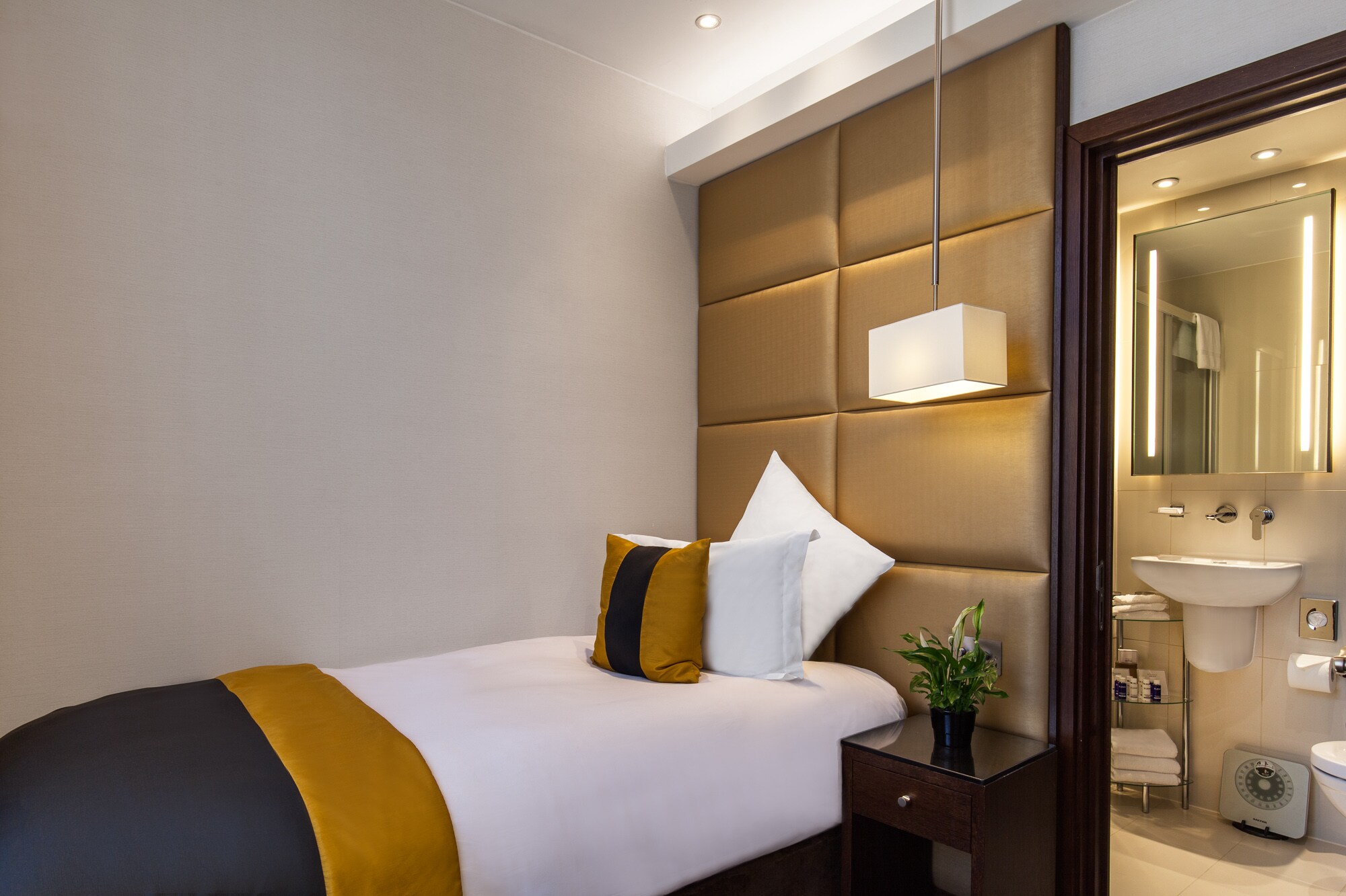 Montcalm Piccadilly Townhouse - Tap to explore photos