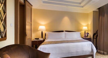 The Fullerton Hotel Singapore Room Type - Straits Club Quay Room
