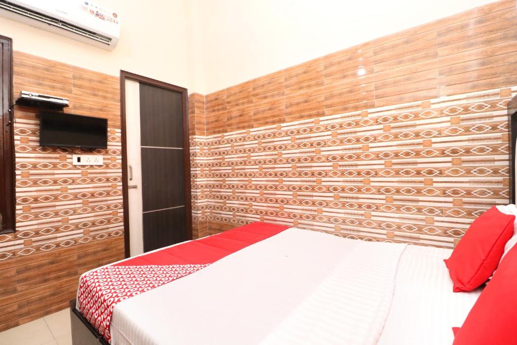 Om Guest House - Tap to explore photos