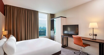 DoubleTree by Hilton Hotel London ExCel Room Type - QUEEN GUEST ROOM