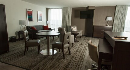 Holiday Inn ALEXANDRIA - DOWNTOWN Room Type - 1 King Suite Communication Accessible Sofa Bed