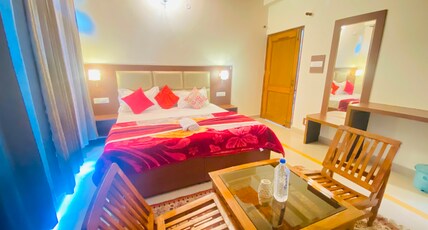 Kasauli Pinegroove Inn | Rooms & Caretaker Room Type - Deluxe Room with Sunset view Balcony