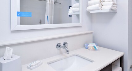 Hampton Inn by Hilton Cedar Falls Downtown Room Type - 2QN ACCESSIBLE TUB NS