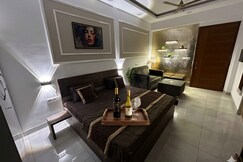 Velvet Wines Studio - Golden Majesty