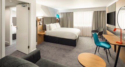 Holiday Inn AYLESBURY Room Type - 1 Super King 1 Bedroom Suite Sofa Bed