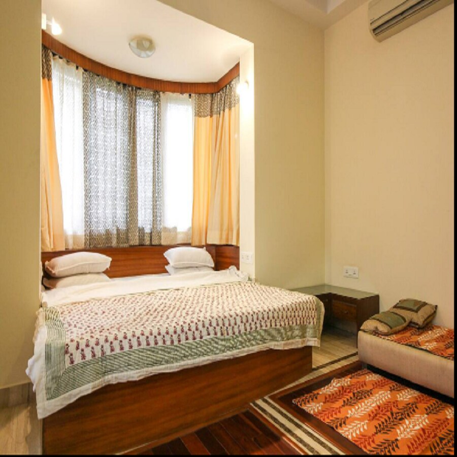Open plan studio room in city centre - Tap to explore photos