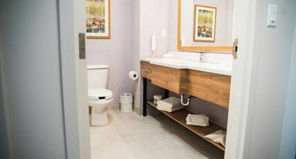 Hampton Inn & Suites by Hilton Laval Room Type - 1 KING BED ACC TUB NONSMK