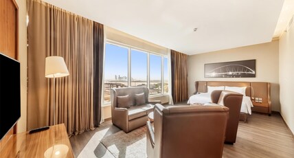 Radisson Blu Hotel, Dubai Canal View Room Type - Family Suite