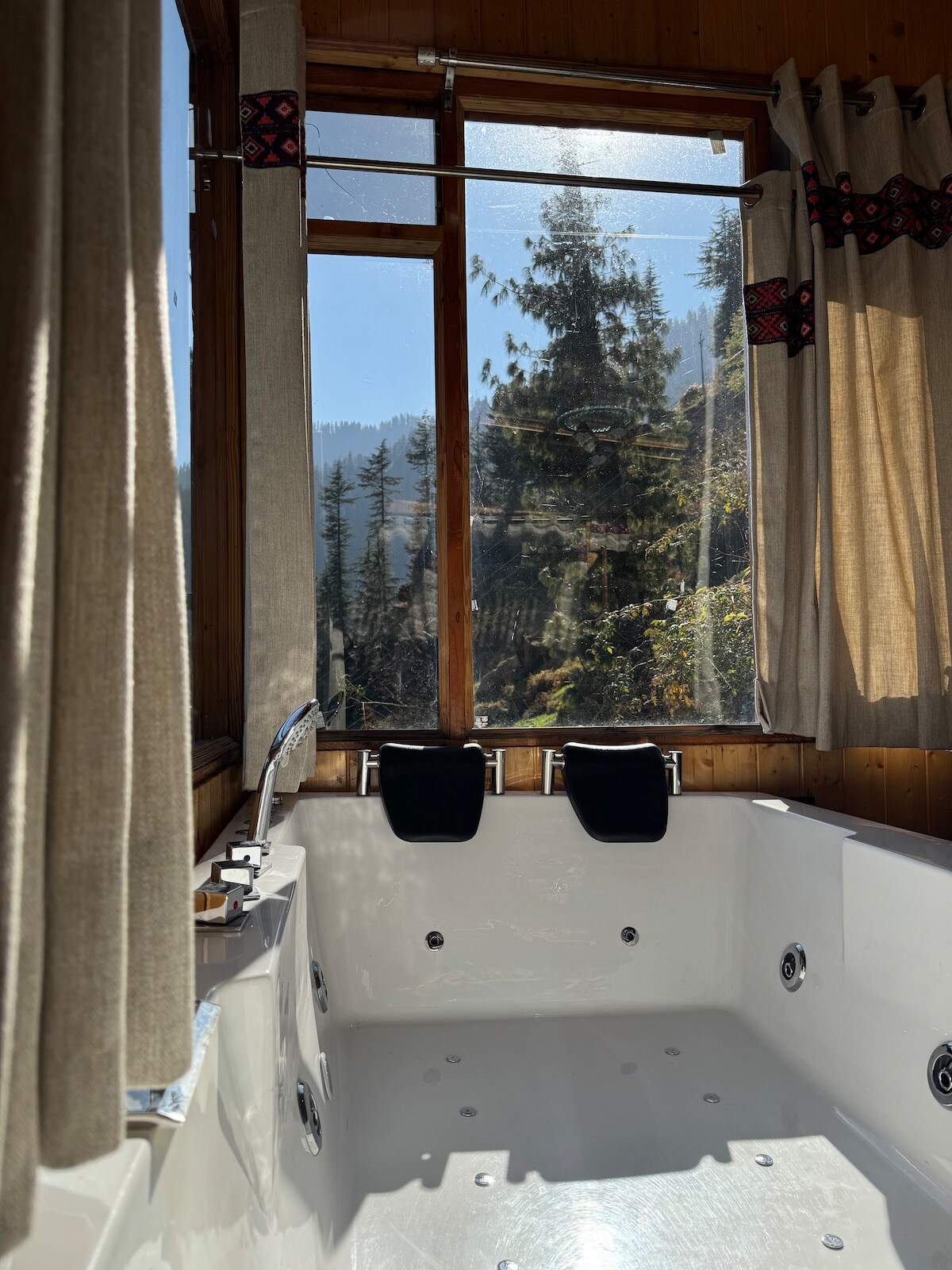 Dofra Jacuzzi Cottage - Tap to explore photos
