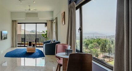 Oxford Golf Resort Room Type - 1 Bedroom, and Living room with Golf View 713 sqft, 1 X Ensuite at Iconic