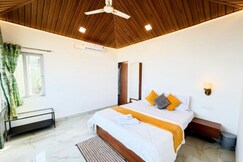 Lakefront Jaccuzzi Hideway 1 BHK Pawna Lake , Lonavala