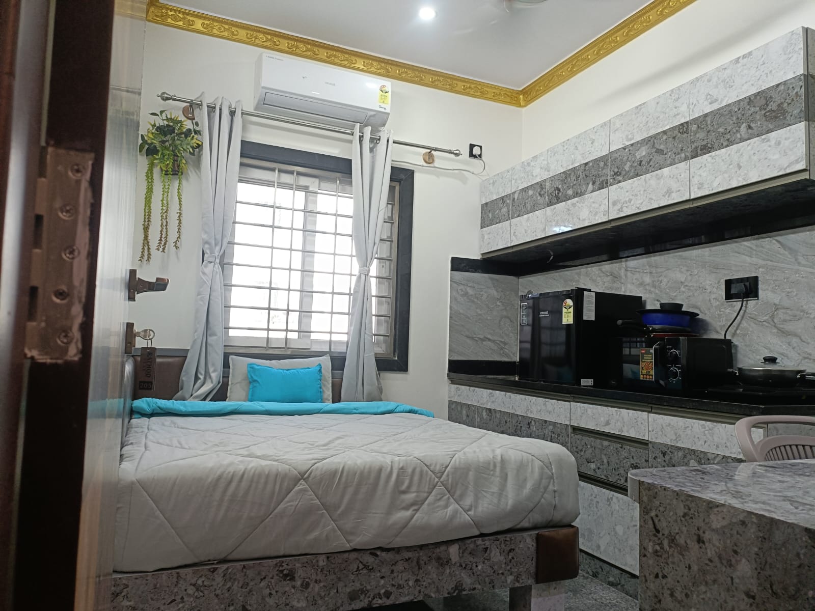 Z Express Windsor - Tap to explore photos