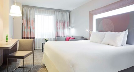 DoubleTree by Hilton Ottawa Downtown Room Type - 1 KING W  SOFABED