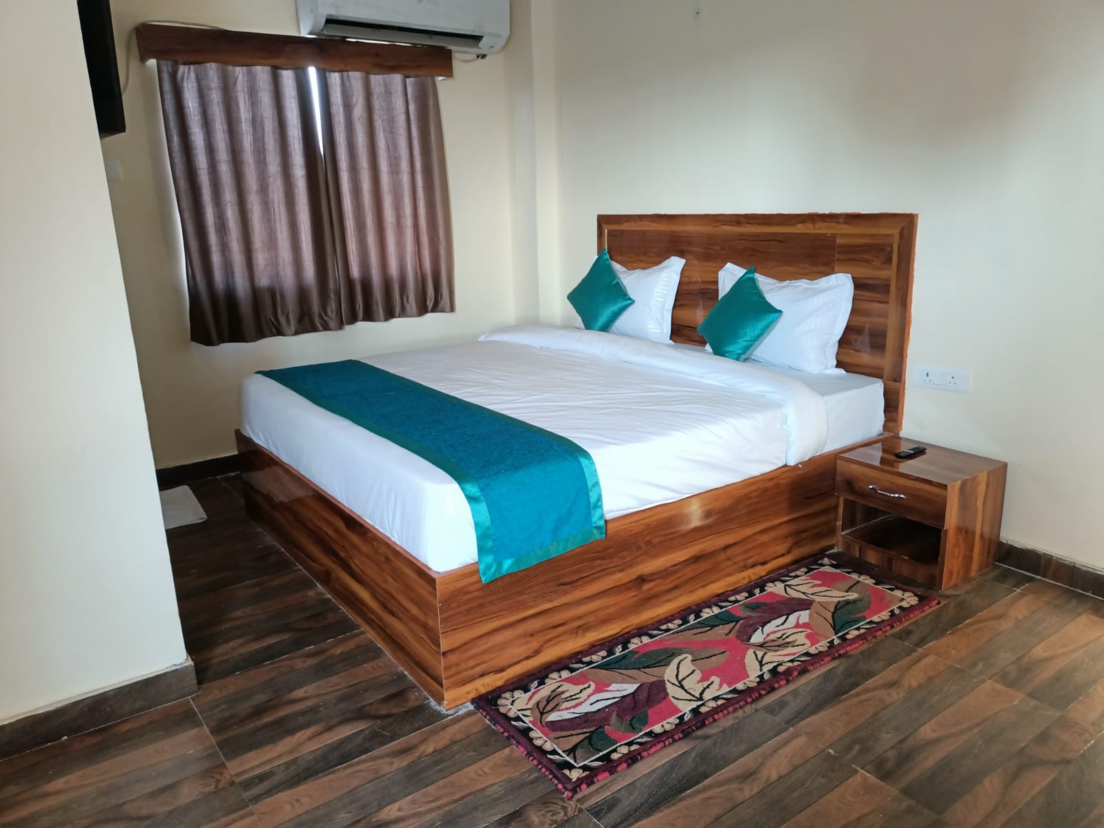 Hotel The Pine - Tap to explore photos