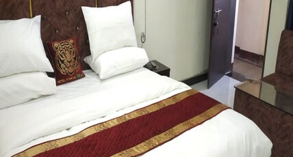 Hotel Kumkum Chhaya Room Type - Deluxe (Double)