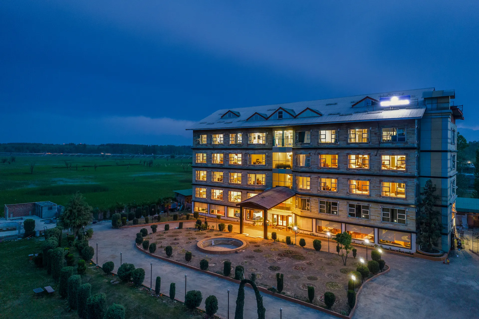 The Countryside Resorts (2 min drive to Railway station)