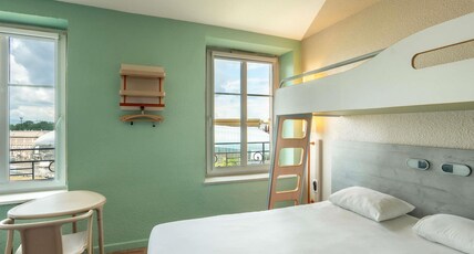 ibis budget Strasbourg Centre Gare Room Type - Tribu room (5 People) - Room with a large bed, bunk bed, and 2 single beds ibis budget Strasbourg Centre Gare Room Type - Tribu room (5 People) - Room with a large bed, bunk bed, and 2 single beds