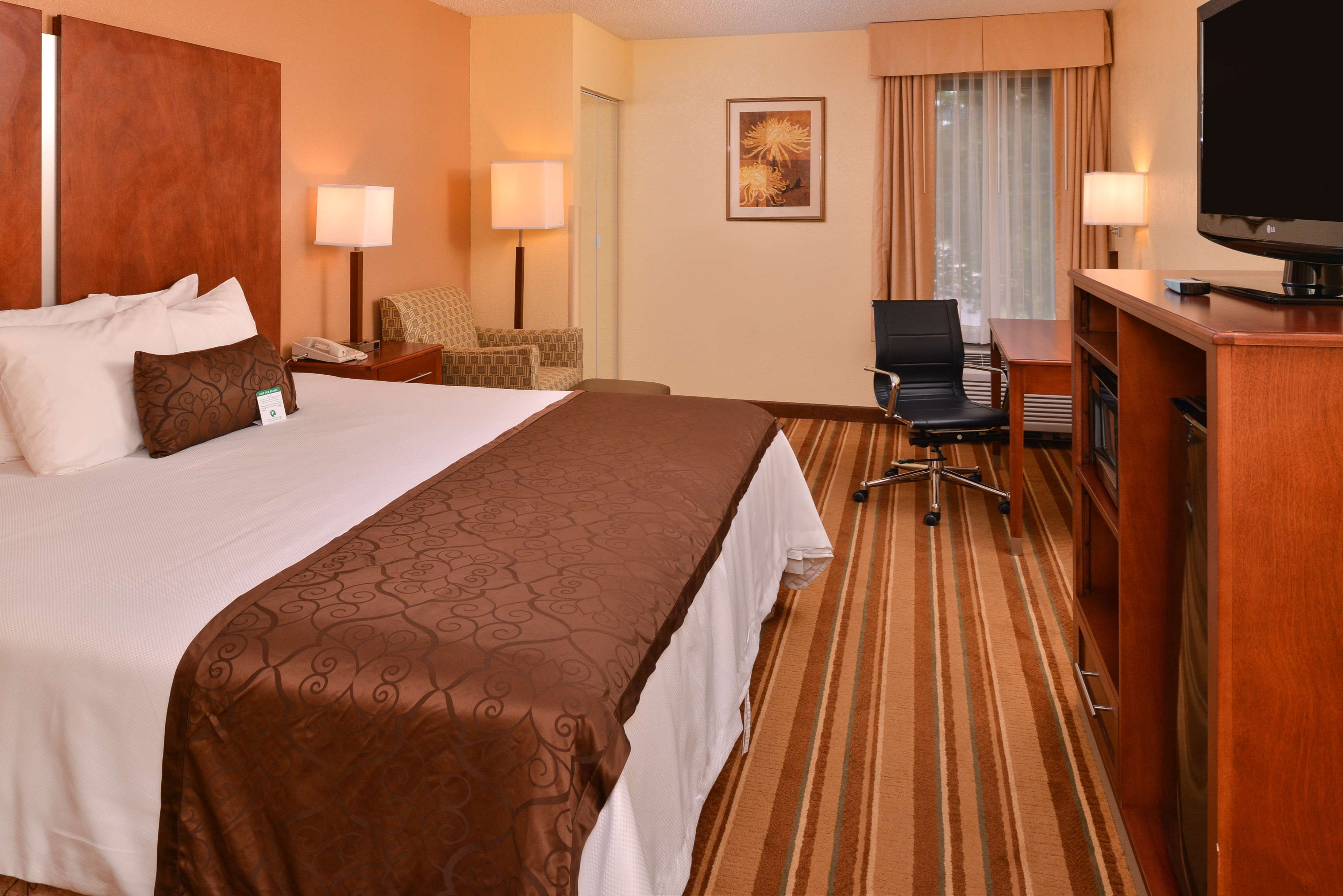 Best Western Plus Richmond Airport Hotel - Tap to explore photos