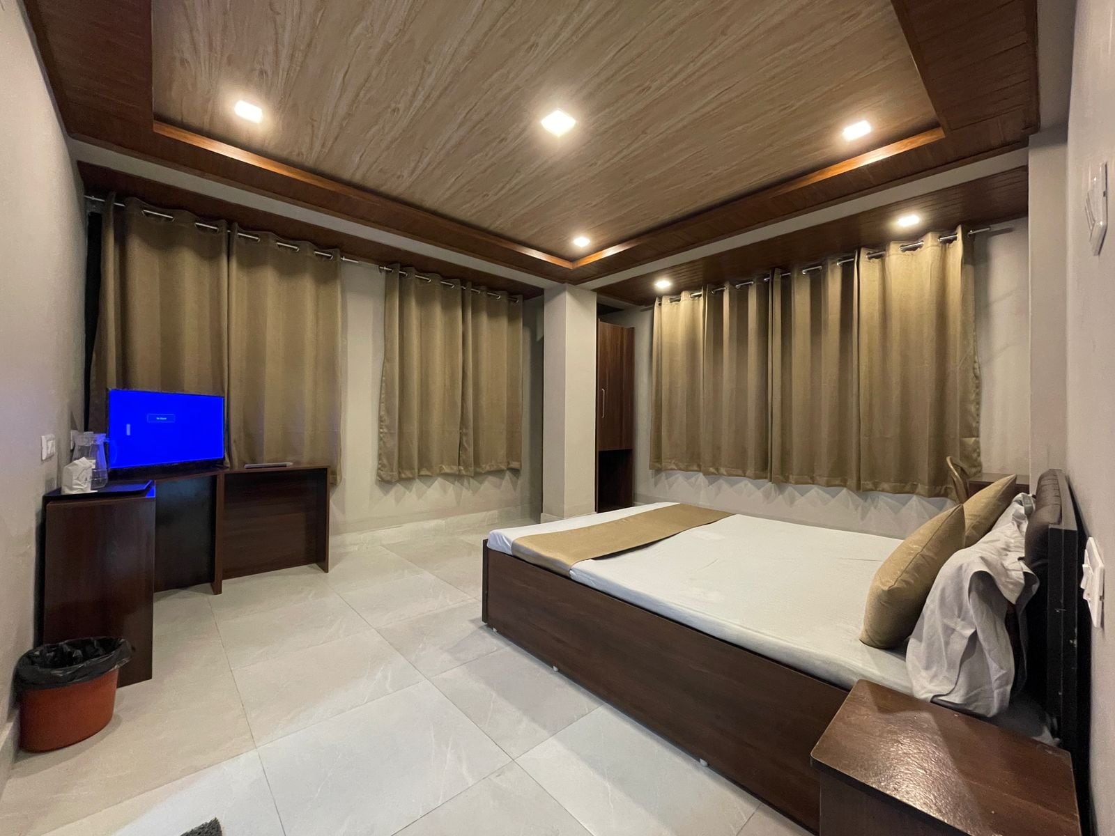 Hotel Mount Meridian - Tap to explore photos