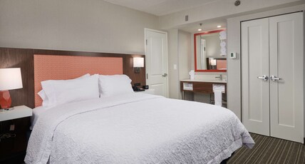 Hampton Inn Fairfax City Room Type - 1 QUEEN MIC FRDG NOSMOKING