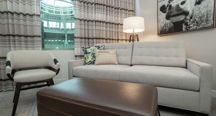Hilton Austin Airport Room Type - PREMIER KING