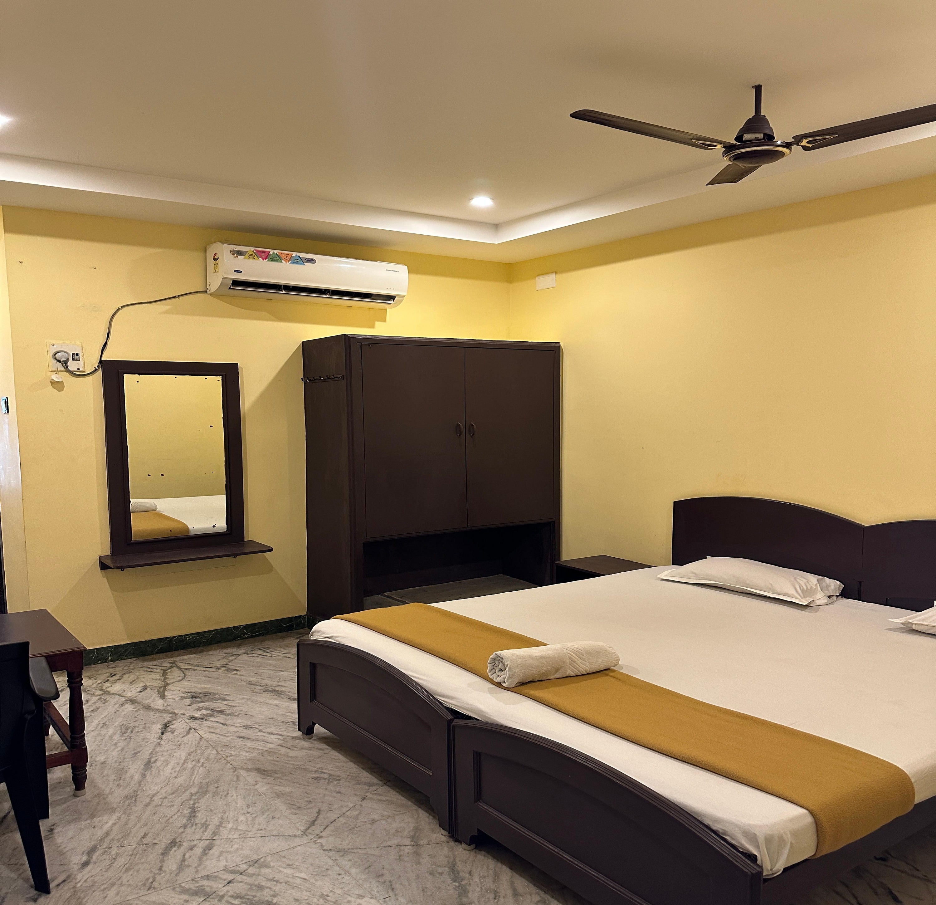 Hotel Vaithee Park - Tap to explore photos