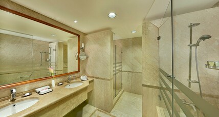 Crowne Plaza JORDAN - DEAD SEA RESORT & SPA Room Type - 1 King Bed and 2 Twin Beds Premium
