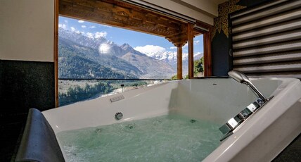 The Khar (Centrally heated with Air-Conditioning) Room Type - Jacuzzi Suite Mountain view with Balcony