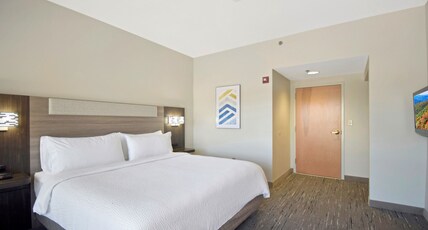 Holiday Inn Express Boone, an IHG Hotel Room Type - 1 King Standard Communications Accessible Tub