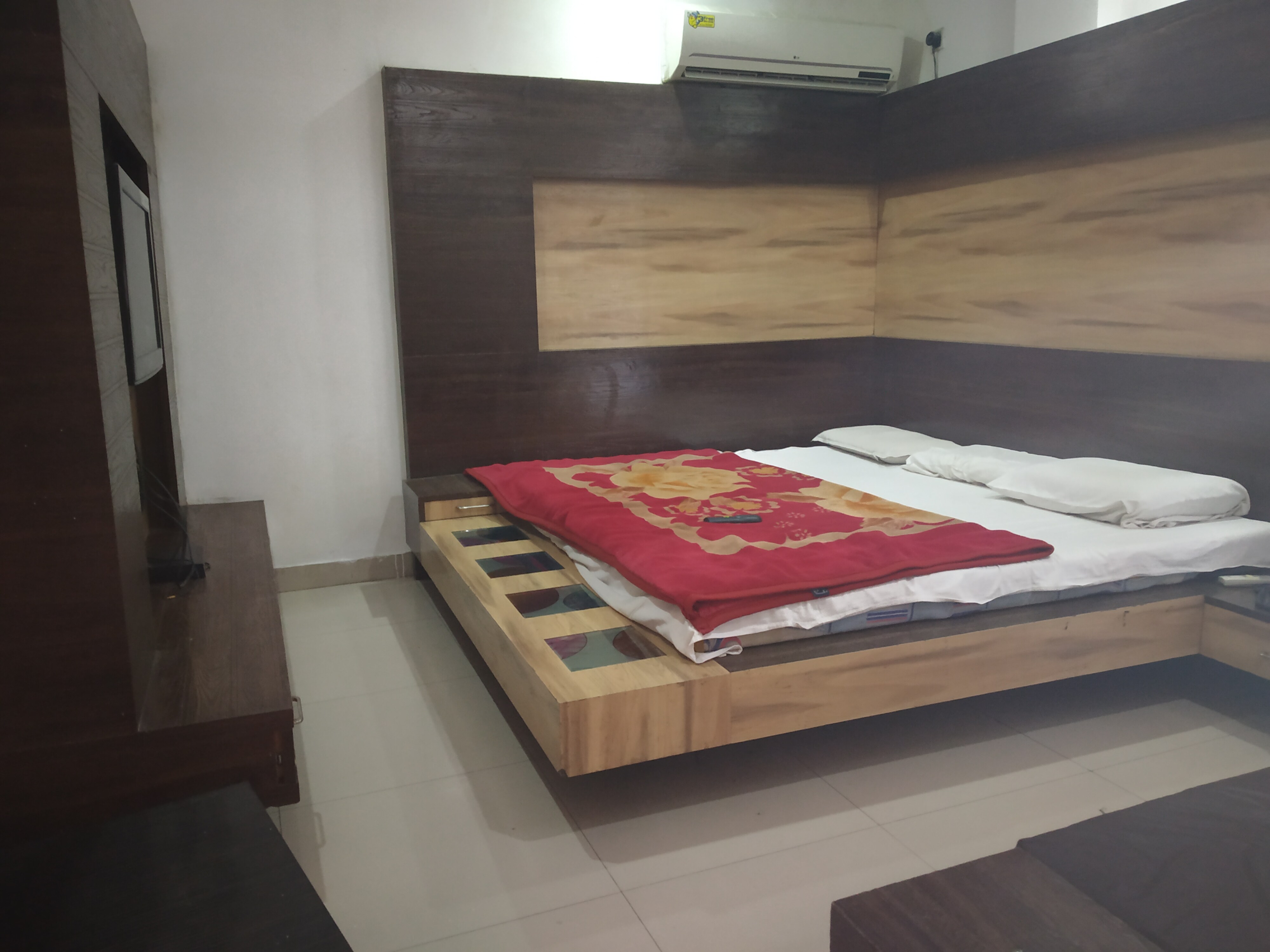 Hotel Apna Guest House - Tap to explore photos