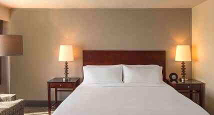 DoubleTree by Hilton Chicago - Schaumburg Room Type - 1 KING BED CORNER ROOM NS
