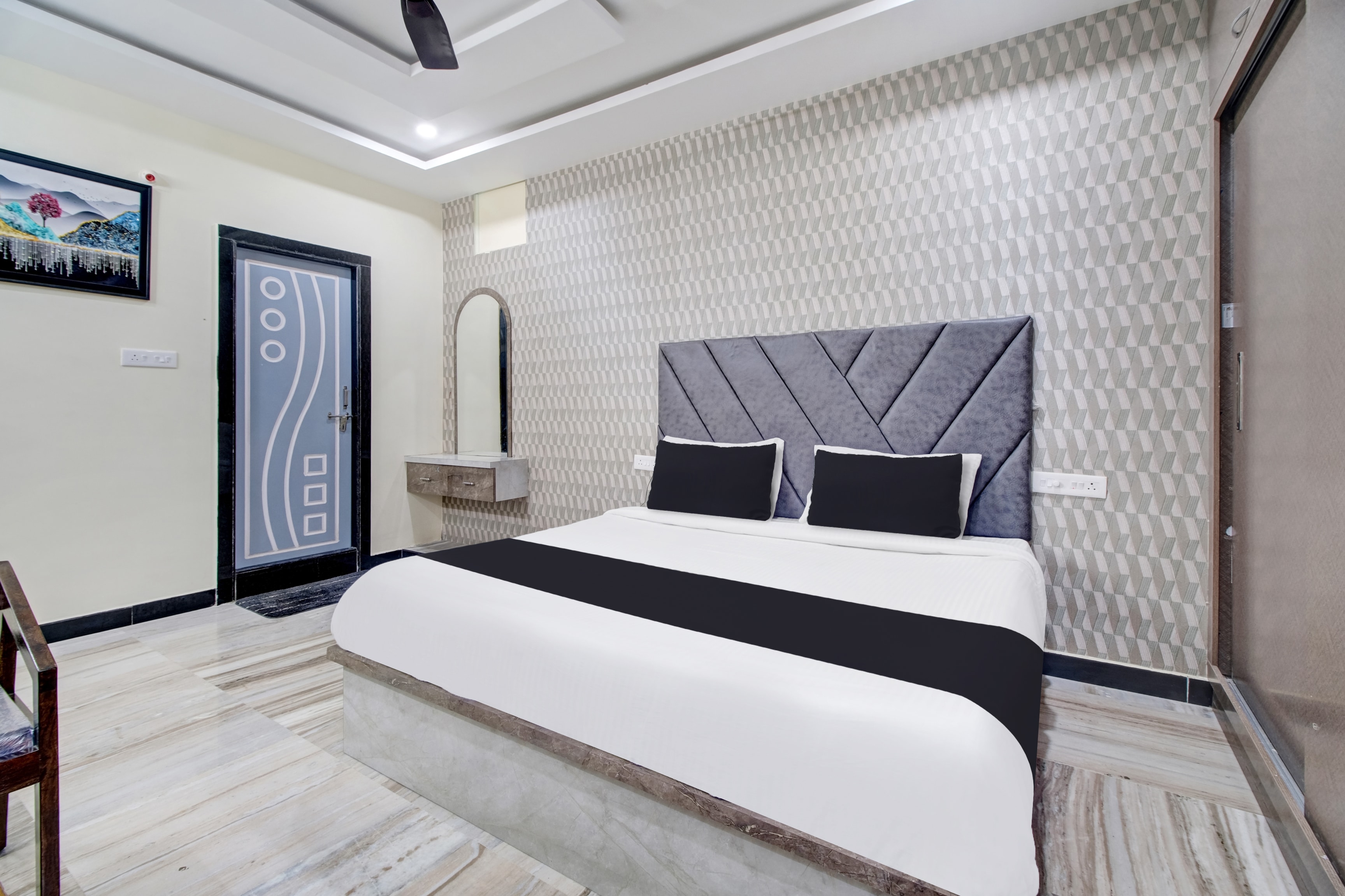 Hotel O MOON LIGHT GUEST ROOMS - Tap to explore photos