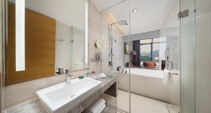Crowne Plaza Yangzhou, an IHG Hotel Room Type - 1 King Standard Lake View