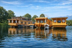 Shabrose Heritage Houseboats