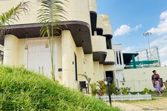 FLY VIEW Garden Home with Airport Runway View Stay