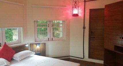 Mountain View Cottage | Rooms & Suite Room Type - Deluxe Room - Stadium and hill view