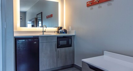 Hampton Inn & Suites by Hilton Denton Room Type - 2QNS STUDIO SOFABED NOSMOK