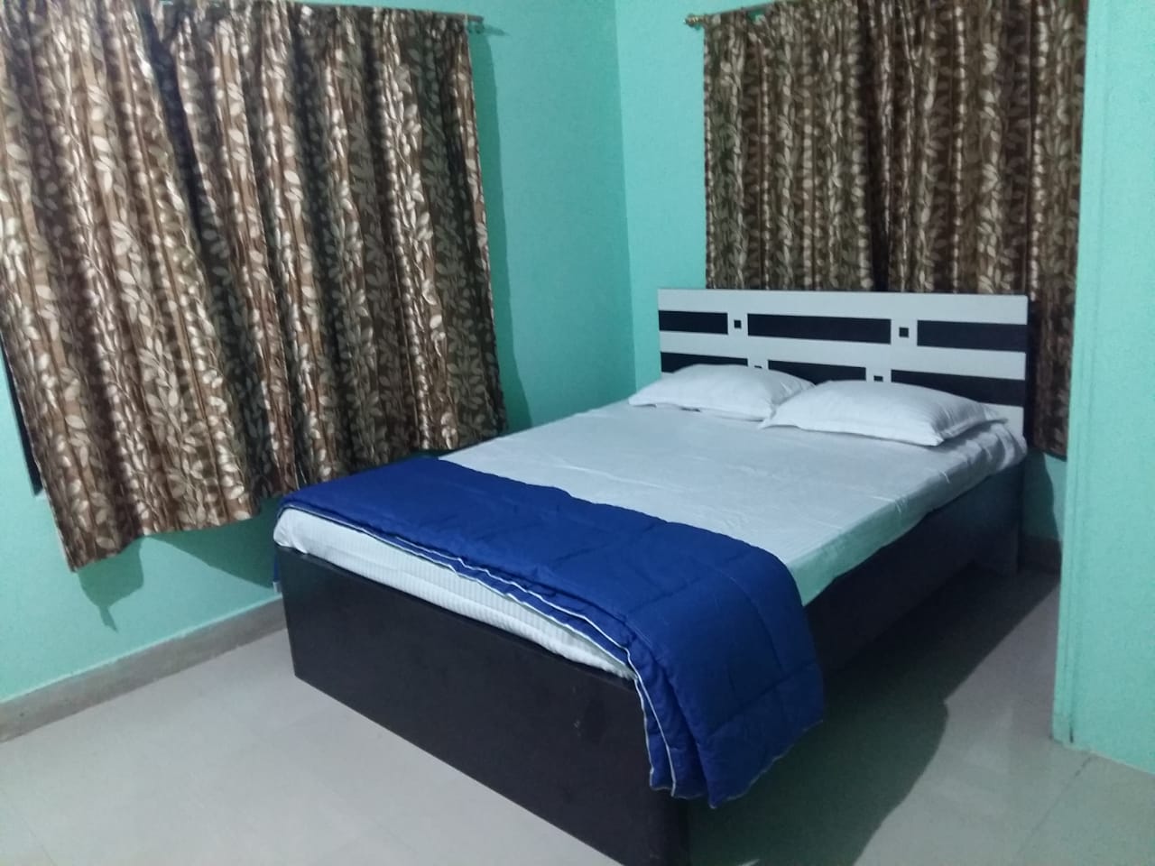 Shivangi Guest House - Tap to explore photos
